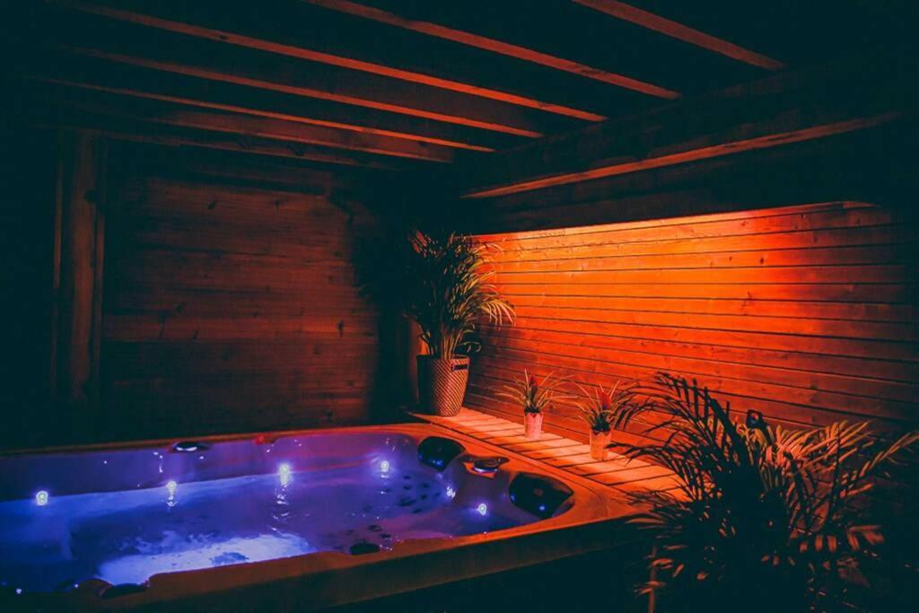 Le Spa Du Cabanon: Cabanon De Luxe Avec Spa Entierement Privatif Aye Exterior foto