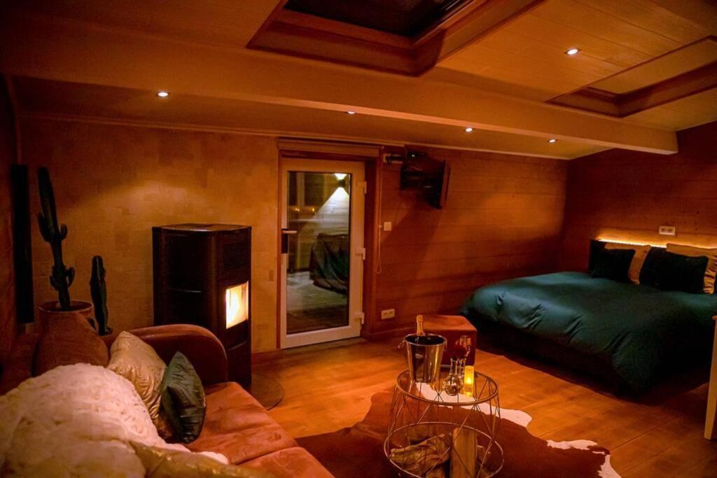 Le Spa Du Cabanon: Cabanon De Luxe Avec Spa Entierement Privatif Aye Exterior foto