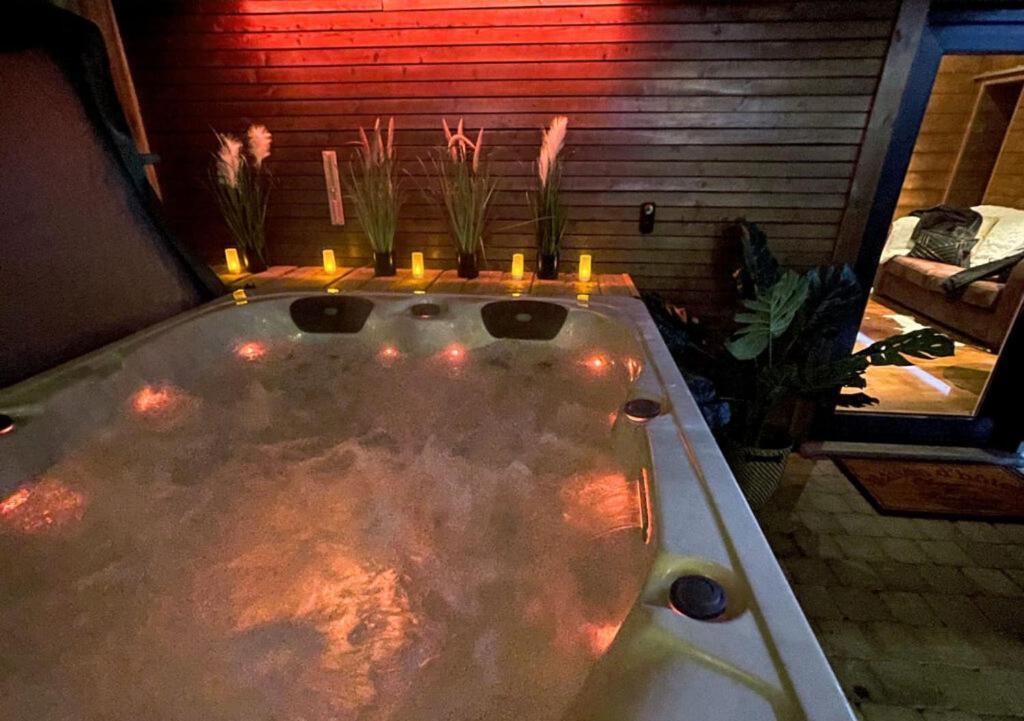 Le Spa Du Cabanon: Cabanon De Luxe Avec Spa Entierement Privatif Aye Exterior foto